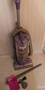 lot 260 image: Shark Vacuum w Attachments