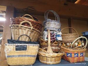 lot 271 image: Baskets & Paper Plate Holders