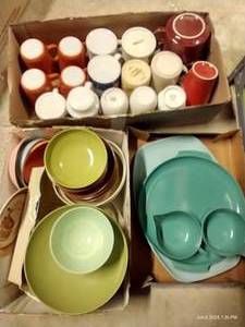 lot 274 image: Shelf of Misc. Melamine, Mugs & Pyrex Cups