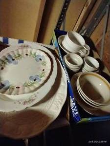 lot 287 image: Misc. Stoneware Dishes & Trays