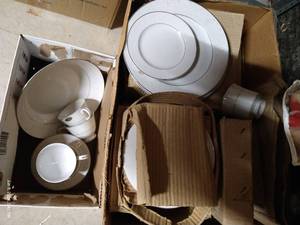 lot 294 image: Eight Piece China Set Brentwood
