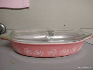 lot 317 image: Vintage Divided Pink & White Pyrex Dish w Lid