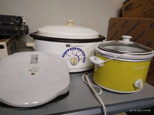 lot 320 image: Crock Pots & George Foreman Grill