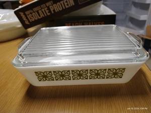 lot 331 image: Rectangle Pyrex Dish wLid