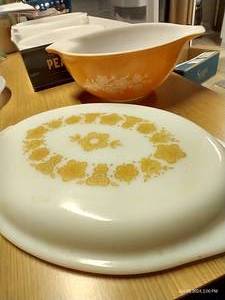 lot 332 image: Pyrex Bowl & Extra Lid