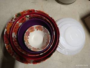 lot 343 image: Set of Mixing Bowls wLids