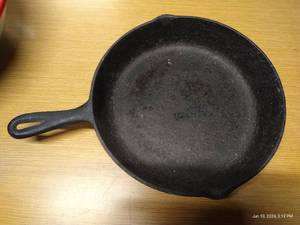 lot 355 image: No. 8 10 Cast Iron Pan