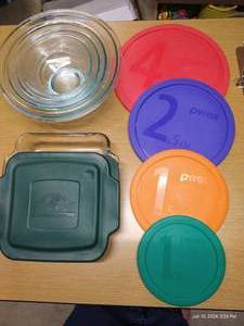 lot 359 image: Pyrex Nesting Bowls w Lids & Square Dish