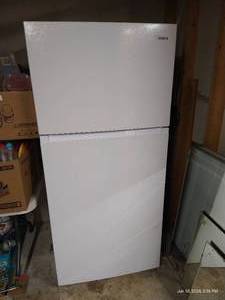 lot 365 image: Midea 18 cu ft Fridge - Like New