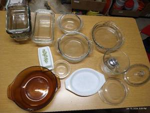 lot 366 image: Vintage Pyrex Lot w Other Glassware