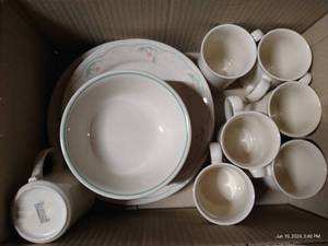 lot 367 image: Vintage Corningware Dishes