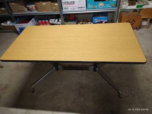 lot 369 image: Heavy Table