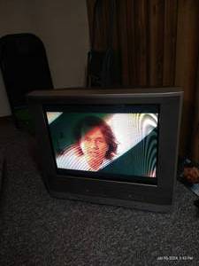 lot 370 image: Toshiba TV & VCR 24