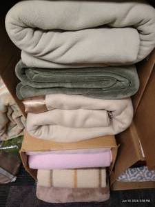 lot 371 image: Six Very Nice Big Blankets