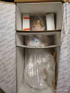 lot 386 image: NIB Shirley Temple Doll