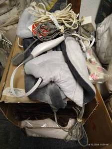 lot 391 image: Three Nice Electric Blankets & Heating Pad