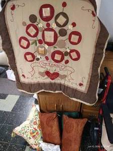 lot 426 image: Hanging Family Tree Quilt & Pillows