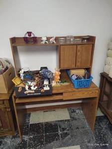 lot 430 image: Desk & Contents