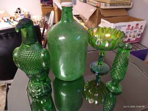 lot 433 image: Four Green Glass Pieces