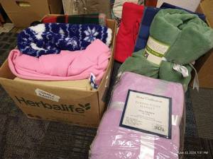 lot 454 image: Wearable Blankets & Plush Blankets