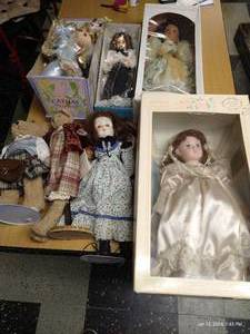 lot 461 image: Porcelain Dolls & Bears