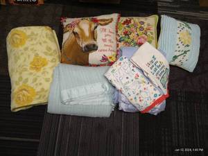 lot 462 image: Floral & Cow Lot of Hand Towels & Pillows