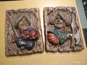 lot 463 image: Plaster Conquistador Pictures HEAVY