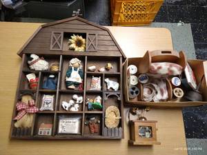 lot 470 image: Barn Shelf & Vntg Sewing Notions