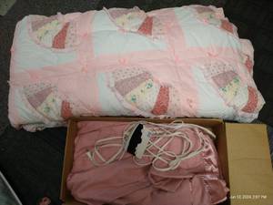 lot 472 image: Pink Quilt & Electric Blanket