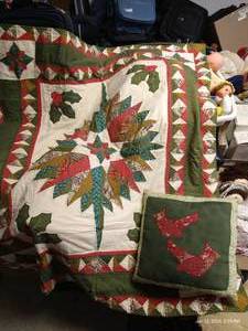 lot 479 image: Christmas Quilt & Pillow