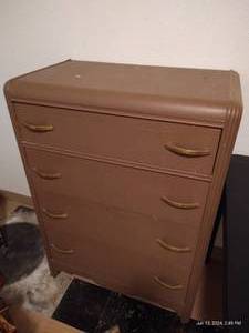 lot 492 image: Pretty Brown Dresser