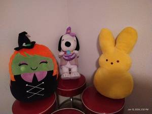 lot 494 image: 3XL Holiday Plushies, Like New