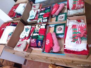 lot 519 image: Big Lot of Christmas Kitchen Linens