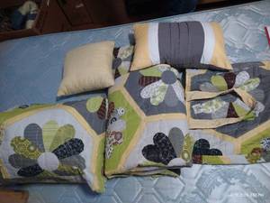lot 525 image: (2) Twin Quilt Sets