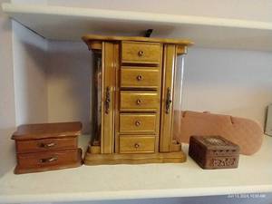 lot 533 image: (4) Jewelry Boxes