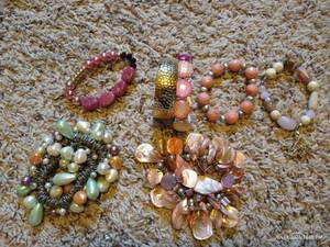 lot 552 image: (7) Bracelets