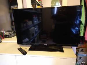 lot 554 image: Samsung 32 Flat Screen TV