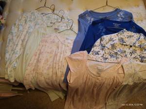 lot 555 image: (9) Long Nightgowns - Size S