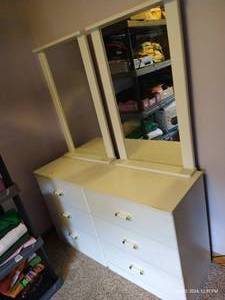 lot 558 image: White 6-Drawer Dresser & Mirror