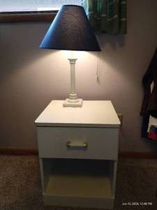 lot 562 image: White Nightstand & Lamp