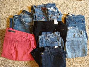 lot 577 image: (8) Womens Pants
