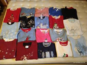 lot 581 image: (18) ChristmasWinter Sweatshirts