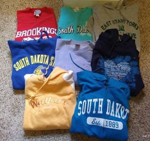 lot 586 image: (8) ND, SD & MN Sweat Shirts