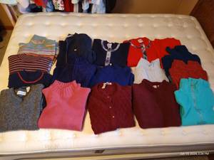 lot 593 image: (17) Sweaters (Knits)