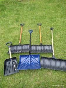 lot 610 image: (5) Snow Shovels