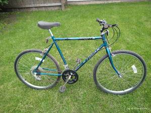 lot 611 image: Huffy Timber Creek 10 Speed Bike