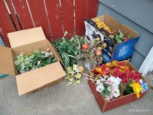 lot 621 image: Huge Lot of SilkPlastic Flowers