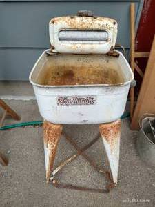 lot 623 image: Antique One Minute Manual Clothes Washer