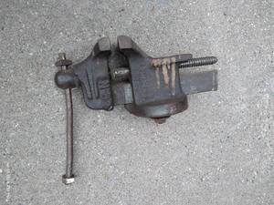 lot 641 image: Heavy Duty Bench Vise
