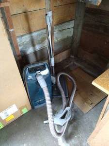 lot 644 image: Kenmore Whisper-Tone Vacuum - Works